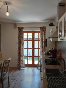 Kuchyň nebo kuchyňský kout v ubytování Liliomfa apartman