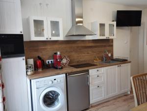 Kuchyň nebo kuchyňský kout v ubytování Liliomfa apartman