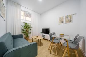 Televízia a/alebo spoločenská miestnosť v ubytovaní MALAGUETA Beach & Sun