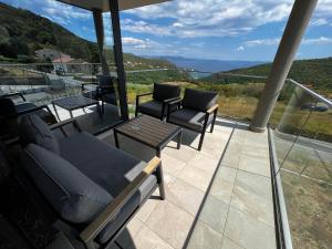 eine Terrasse mit Sofas und Tischen und Aussicht in der Unterkunft Merlo APP in Labin