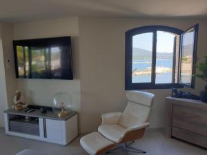 Televízia a/alebo spoločenská miestnosť v ubytovaní Magnifique 2 pièces vue port et mer