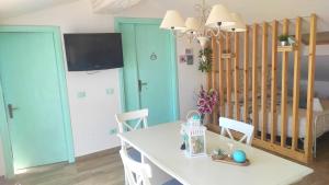 een eetkamer met blauwe deuren en een tafel en stoelen bij Chic & Beauty in Agrigento
