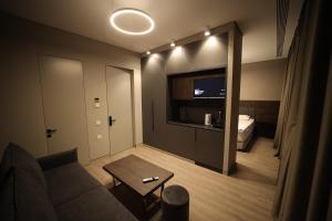 un soggiorno con divano e letto di AVENUE RESIDENCE by AY North Avenue a Yerevan