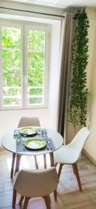 mesa y sillas en una habitación con ventana en Le Vaisonnais - Calme et facile d'accès, en Vaison-la-Romaine