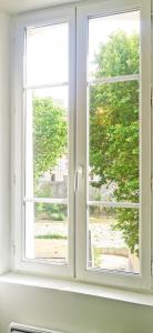 una ventana abierta con vistas a un patio en Le Vaisonnais - Calme et facile d'accès, en Vaison-la-Romaine