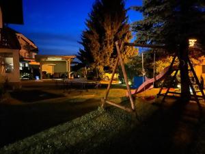 Plac zabaw dla dzieci w obiekcie Appartment Resi wohlfühlen und relaxen