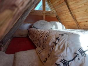 a bed in a small room with a window at casita en la montaña, cabañas paraíso in Sesquilé