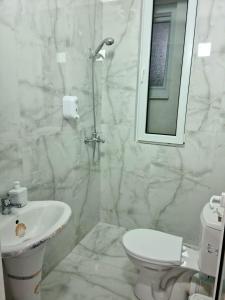 biała łazienka z umywalką i toaletą w obiekcie Panoramic Apartment we Wlorze