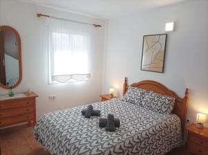 sypialnia z łóżkiem z butami w obiekcie Casa Daria - WiFi - swimming pool - FuerteventuraBay w mieście Costa de Antigua