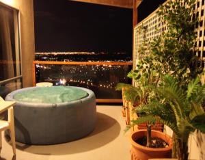 a hot tub in a room with a view of a city at Bonza View in Kalorama