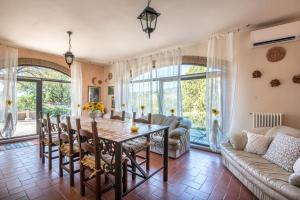 - un salon avec une table, des chaises et un canapé dans l'établissement Casa Vacanze Chianti Summer, à Gaiole in Chianti