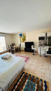 sypialnia z łóżkiem i salonem w obiekcie Mari stunning apartment next to Monaco with a sea view terrace w mieście Beausoleil +18 zdjęć