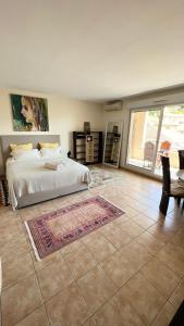 sypialnia z łóżkiem i dużym oknem w obiekcie Mari stunning apartment next to Monaco with a sea view terrace w mieście Beausoleil