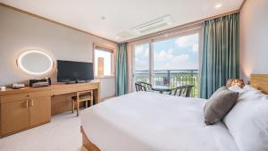 Postel nebo postele na pokoji v ubytování J View Hotel