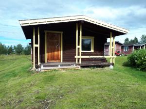 een klein huis met een veranda en een deur bij Lätasenonmajat in Enontekiö