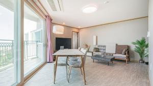 TV a/nebo společenská místnost v ubytování J View Hotel