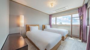 Postel nebo postele na pokoji v ubytování J View Hotel