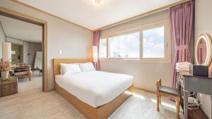 Postel nebo postele na pokoji v ubytování J View Hotel