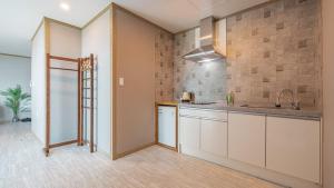 Kuchyň nebo kuchyňský kout v ubytování J View Hotel