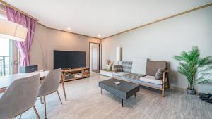 TV a/nebo společenská místnost v ubytování J View Hotel