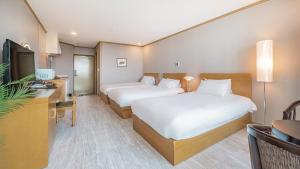 Postel nebo postele na pokoji v ubytování J View Hotel