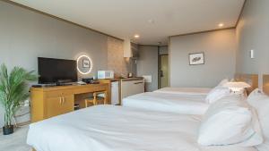 Postel nebo postele na pokoji v ubytování J View Hotel