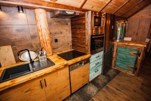 Cucina o angolo cottura di Domek drewniany z basenem, sauną , jacuzzi i kominkiem