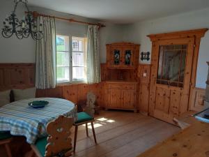 ein Esszimmer mit einem Tisch und einem Fenster in der Unterkunft Haus Erni in Bad Aussee
