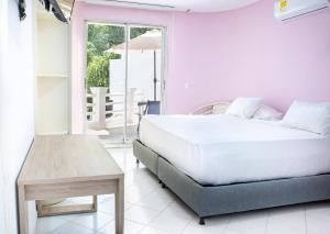 מיטה או מיטות בחדר ב-Santorini Casa de Playa