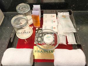 bandeja con toallas y artículos de spa en una mesa en Sapaly Lao Cai City Hotel, en Lào Cai