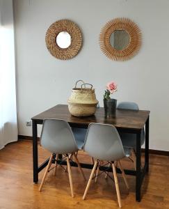 uma mesa de jantar com duas cadeiras e um cesto em Acogedor apartamento en Llivia em Llivia