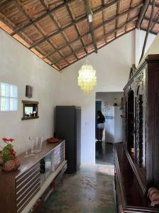 een woonkamer met een tafel en een koelkast bij Casa das Falésias Cumuruxatiba in Cumuruxatiba