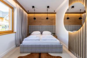 sypialnia z 2 łóżkami i lustrem w obiekcie udanypobyt Apartamenty Czorsztyn Panorama 2 B w Czorsztynie