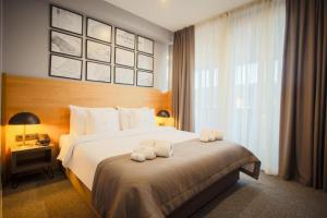 une chambre d'hôtel avec un grand lit et des serviettes. dans l'établissement Hotel Tuta, à Tbilissi