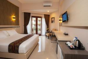 Voodi või voodid majutusasutuse Lombok Raya Hotel toas
