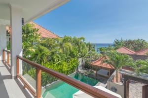 vistas al océano desde el balcón de una villa en Villa Royal, en Singaraja