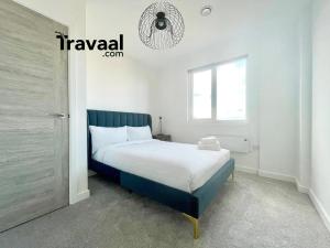 Ένα ή περισσότερα κρεβάτια σε δωμάτιο στο Travaal.©om - 3 Bed Serviced Apartment Farnborough