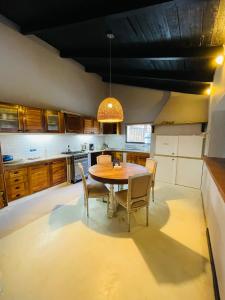 Casa en Bariloche Familiar - R2046 في سان كارلوس دي باريلوتشي: مطبخ مع طاولة طعام وكراسي