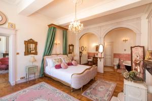 Posteľ alebo postele v izbe v ubytovaní Champagne House - Holiday rental - An Oasis Full of Elegance, Luxury and Charm