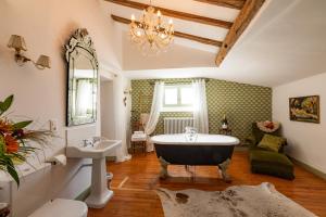 Kúpeľňa v ubytovaní Champagne House - Holiday rental - An Oasis Full of Elegance, Luxury and Charm