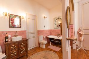 Kúpeľňa v ubytovaní Champagne House - Holiday rental - An Oasis Full of Elegance, Luxury and Charm