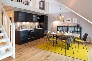 una cucina e una sala da pranzo con tavolo e sedie di Haven Fan Frede a List