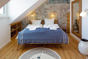 una camera da letto con un letto con un piumone blu di Haven Fan Frede a List