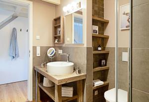 un bagno con lavandino e doccia di Haven Fan Frede a List Altre 22 foto