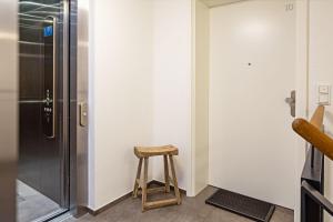 uno sgabello in una cucina accanto al frigorifero di Haven Fan Frede a List