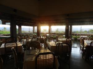 Um restaurante ou outro lugar para comer em Casarão Alpina
