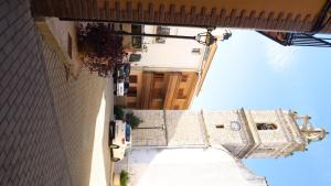- une vue sur un bâtiment et une rue dans l'établissement APARTAMENT VALL D´EBO, à Vall de Ebo