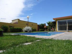 聖拉斐爾的住宿－De a Dos，一座房子的院子内的游泳池
