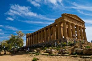 an ancient temple with columns on a hill at Casetta del Maestro in Raffadali