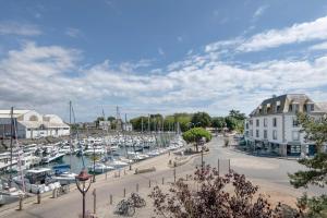 a marina with boats parked in a harbor at Bel appartement vue sur le port du Croisic in Le Croisic